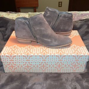 Gianni Bini booties. Super cute! Brown Suede. In great condition! Like new!!